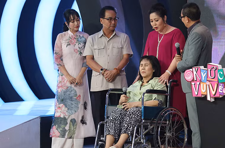 “Ngày xưa chị Lan đẹp mà hào sảng lắm. Chị là diễn viên thuộc hàng vedette nhưng lúc nào gặp tôi chị cũng cười hỏi han ân cần. Tôi từng xem chị Hoàng Lan như một tượng đài để học hỏi và noi theo”, Hồng Vân nói trong buổi gặp mặt Hoàng Lan trong chương trình Ký ức vui vẻ năm 2019.