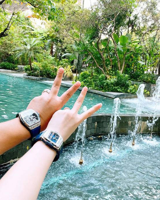 Ngoài việc đi du lịch như cơm bữa, Bảo Thy còn không tiếc tiền sắm đồ hiệu. Việc cô chi tiền tỷ mua đồng hồ tặng chồng khiến nhiều người ghen tị.