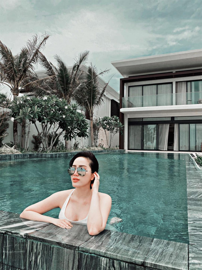 "Sáng thức dậy bôi kem dưỡng da, kem chống nắng. Ở rúm trong nhà uống nước ép trái cây, bơi. Ăn sáng, trưa tối. Xem phim. Trước khi đi ngủ cũng dưỡng da", giọng ca sinh năm 1988 chia sẻ.