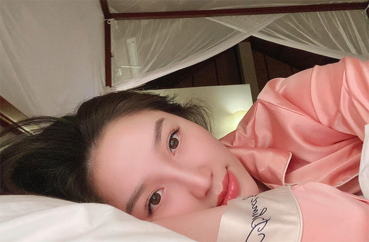 "Đi chơi thì 10h tối tắt điện thoại, nằm tâm sự về một ngày trôi qua như thế nào rồi tầm 11h ngủ… Hôm sau 8-9h sáng mỗi ngày dậy. Thích đi đâu mai xách vali lên đi liền", Bảo Thy viết trên trang cá nhân.