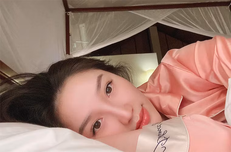 "Đi chơi thì 10h tối tắt điện thoại, nằm tâm sự về một ngày trôi qua như thế nào rồi tầm 11h ngủ… Hôm sau 8-9h sáng mỗi ngày dậy. Thích đi đâu mai xách vali lên đi liền", Bảo Thy viết trên trang cá nhân.