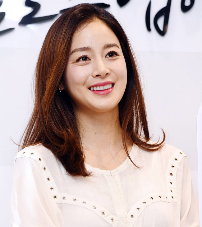 Tuy nhiên, mới đây, Kbiz lại dậy sóng khi có thông tin từ tờ Sports Kyunghyang rằng, Kim Tae Hee và một số nghệ sĩ nổi tiếng khác đã trốn thuế bất động sản.