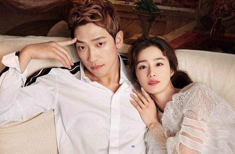 Còn Kim Tae Hee thì tâm sự, hôn nhân giúp cô trưởng thành hơn, nhiều niềm vui và hạnh phúc hơn dù cũng có những khó khăn. "Kết hôn giúp tôi trưởng thành, sống tốt hơn và làm phong phú những cung bậc cảm xúc, trải nghiệm cuộc đời...", nữ diễn viên chia sẻ.