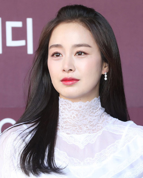 Cụ thể, nữ diễn viên sinh năm 1980 sở hữu tòa nhà trị giá 13,2 tỷ won tại Gangnam, Seoul dưới tên một công ty tại tỉnh Gyeonggi. Nhờ đó Kim Tae Hee đã tránh được 920 triệu won tiền thuế (khoảng 18 tỷ đồng).