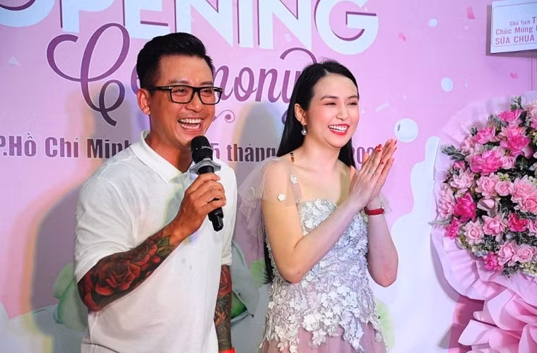 Không ca hát, đi diễn nữa, Tuấn Hưng có nhiều thời gian cho vợ con. Thời gian gần đây, anh luôn đồng hành cùng vợ trong công việc kinh doanh.