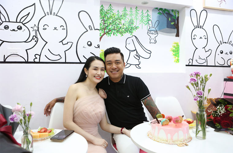 Tuấn Hưng còn vui vẻ đùa rằng để nhận được lương từ vợ, anh đã phải tận tụy cố gắng làm việc.