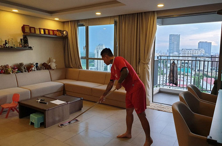 Ông bố ba con không ngại lau nhà giúp vợ. Nhìn hình ảnh anh cần mẫn làm việc nhà khác hẳn vẻ “hổ báo” ngoài đời khiến fan hết lời khen.