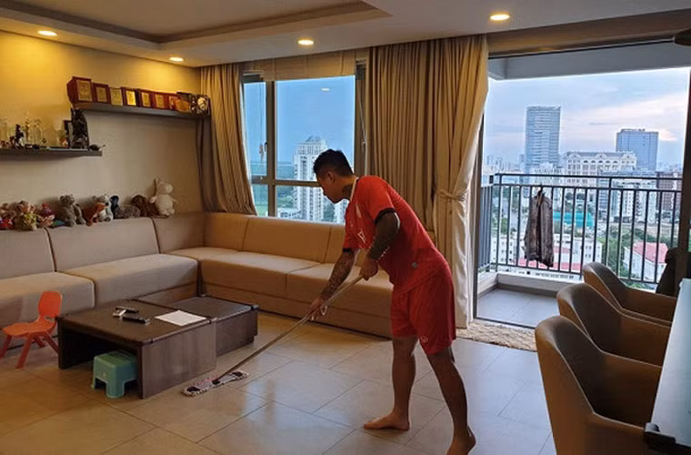 Ông bố ba con không ngại lau nhà giúp vợ. Nhìn hình ảnh anh cần mẫn làm việc nhà khác hẳn vẻ “hổ báo” ngoài đời khiến fan hết lời khen.