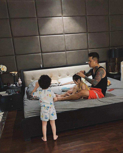 Anh giúp vợ chăm con rất khéo, từ cột tóc cho con gái, tắm cho ba con, đưa con trai lớn đi học rồi về nhà chăm con trai út 1 tuổi.