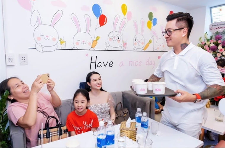 Tuấn Hưng cũng không ngại bưng bê giúp vợ tại cửa hàng để giúp PR cửa hàng.