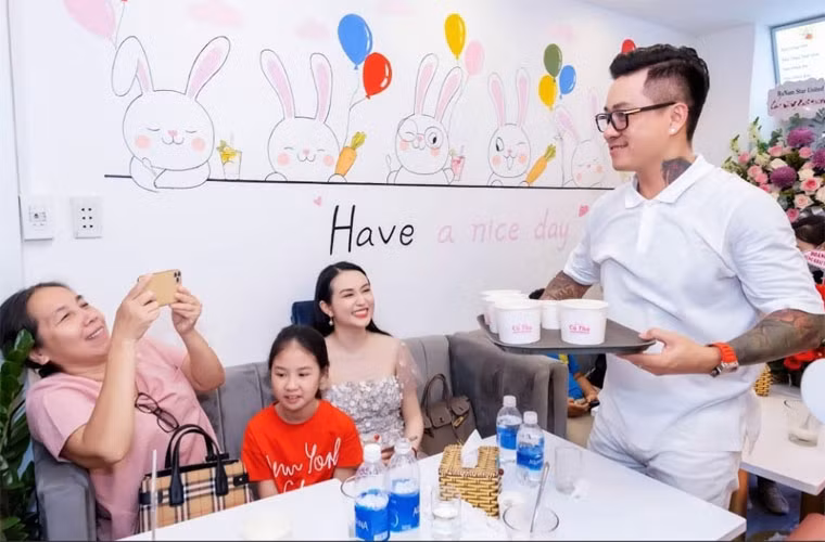 Tuấn Hưng cũng không ngại bưng bê giúp vợ tại cửa hàng để giúp PR cửa hàng.