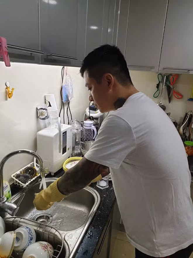 Thậm chí Tuấn Hưng còn rất đảm đang trong gian bếp, giúp vợ rửa bát khi rảnh rỗi.