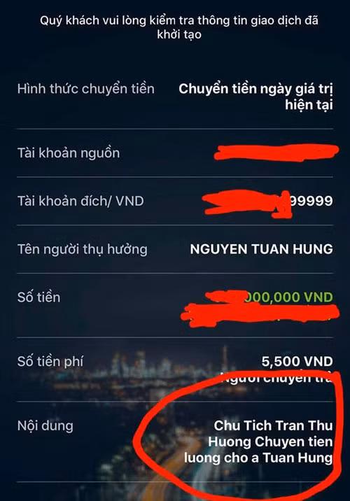 Giọng ca "Tìm lại bầu trời" còn khoe trên trang cá nhân được vợ trả lương rất hậu hĩnh. "Dù là đang tạm ngưng nghỉ ở nhà nhưng hậu quả của COVID-19 nó kinh khủng quá, cứ tiêu tiền mà chẳng kiếm được khoản nào. Sáng nay ngủ dậy thấy tài khoản ting ting, mừng rơi nước mắt. Sếp chuyển lương tháng này. Cảm ơn sếp Trần Thu Hương nhiều lắm!", Tuấn Hưng viết.