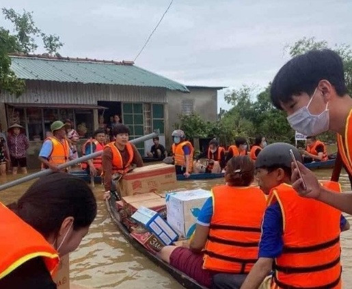 "Hồi Tết tôi bán hết hột xoàn rồi, nên chỉ góp công sức là chính. Đợt hạn mặn ở miền Tây vừa rồi tôi thấy mình "hèn" vô cùng, những lần trước đều góp mấy trăm triệu nhưng lúc đó tài khoản còn có 70 hay 80 triệu thôi nên chỉ trích được 50 triệu. Sau đó dịch COVID-19 tới khiến thu nhập của tôi bị ảnh hưởng nhiều. Rồi Thuỷ Tiên còn nhờ mẹ phát gạo ở quê, thế là sạch tiền luôn. Đó là lần đầu tiên trong đời tôi trải nghiệm cái nghèo. Gần đây công việc tôi ổn định, thu nhập mới khá lại nên lần này chỉ góp được ít ít thôi", Thủy Tiên chia sẻ.
