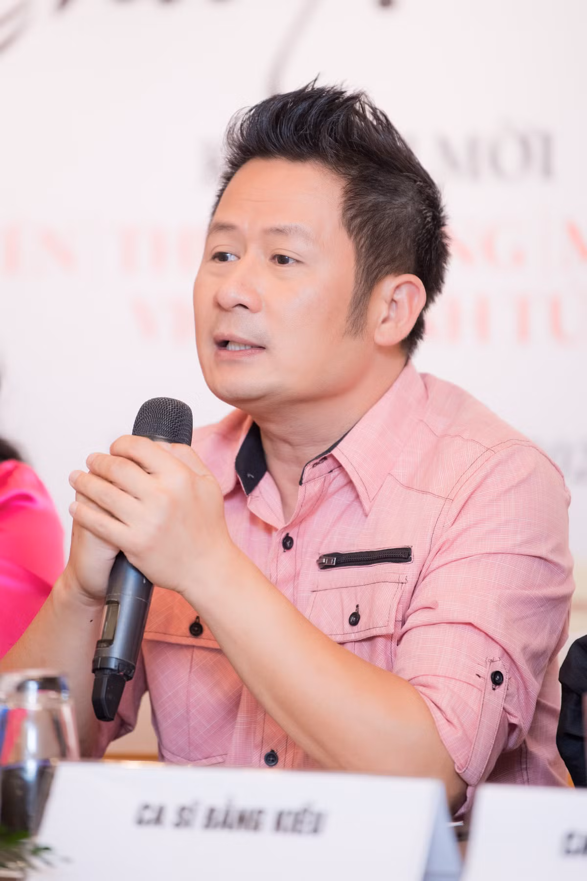 Trong buổi họp báo mới đây, Bằng Kiều chia sẻ rằng tuổi này anh quen một mình rồi, không nhất thiết phải có người bên cạnh. Với lại, chắc cũng không ai đoái hoài đến anh khi thấy anh suốt ngày "đàn đúm" vợ cũ, làm gì cũng nghĩ đến mẹ và các con đầu tiên. Ảnh: VietArt. 