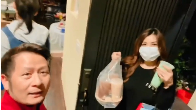 Dù vậy, giọng ca sinh năm 1973 khẳng định anh và vợ cũ sẽ mãi duy trì tình bạn lâu dài, không có chuyện tái hợp.