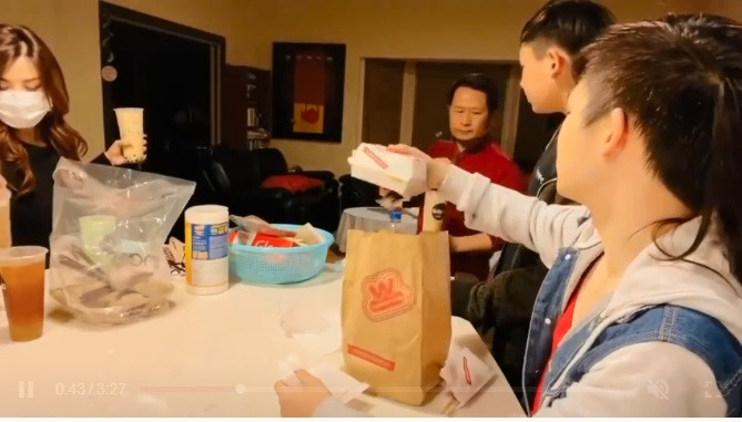  Bằng Kiều và vợ cũ Trizzie Phương Trinh luôn tâm sự với các con rằng bố hay mẹ đều là người tuyệt nhất nhưng họ không thấy vui khi ở bên nhau nên phải chia tay.