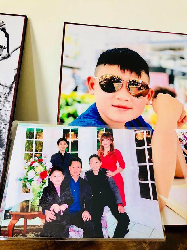 Danh hài Thúy Nga từng tiết lộ khi ghé thăm nhà Bằng Kiều tại Việt Nam, chị phát hiện ra "xung quanh 3 bề 4 bên nhà ổng toàn để hình 3 thằng con trai yêu quý và cả hình bà chị Trizzie Nguyễn nhà tui nữa... Và không có hình ai khác nữa nhé!".