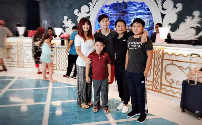 Nam ca sĩ còn đưa vợ cũ và các con đi du lịch để hâm nóng tình cảm.