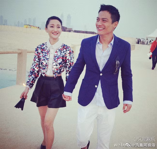 Ngay sau đó, trên trang cá nhân của mình, cả Châu Tấn và Cao Thánh Viễn đều viết: “Chúc bình an”. Đây được cho là động thái ngầm xác nhận ly hôn của cặp diễn viên.