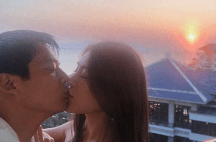 Mới đây nhất, ngày 23/12, cộng đồng mạng phát hiện một cô gái lạ bất ngờ đăng hình ảnh khóa môi ngọt ngào với Cao Thánh Viễn kèm theo bức thư tỏ tình chồng Châu Tấn viết cho cô này.