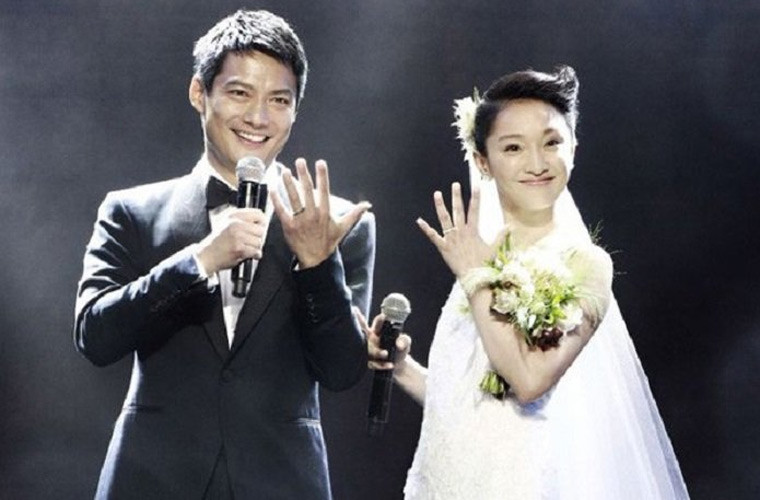 Năm 2017, tin đồn về việc Châu Tấn và chồng ly hôn rộ lên vì hai người không tương tác trên mạng xã hội, không cùng nhau xuất hiện trong các sự kiện.