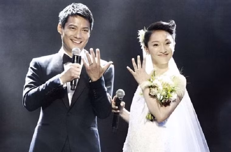 Năm 2017, tin đồn về việc Châu Tấn và chồng ly hôn rộ lên vì hai người không tương tác trên mạng xã hội, không cùng nhau xuất hiện trong các sự kiện.