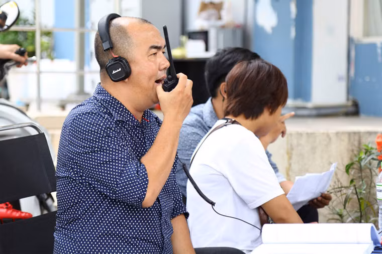 Lo đám hiếu cho cha xong, Quốc Thuận trở lại thành phố, quyết tâm gây dựng sự nghiệp. Anh cùng một người bạn lập nên công ty dựng phim mà ban đầu chỉ làm các video đám ma, đám cưới.