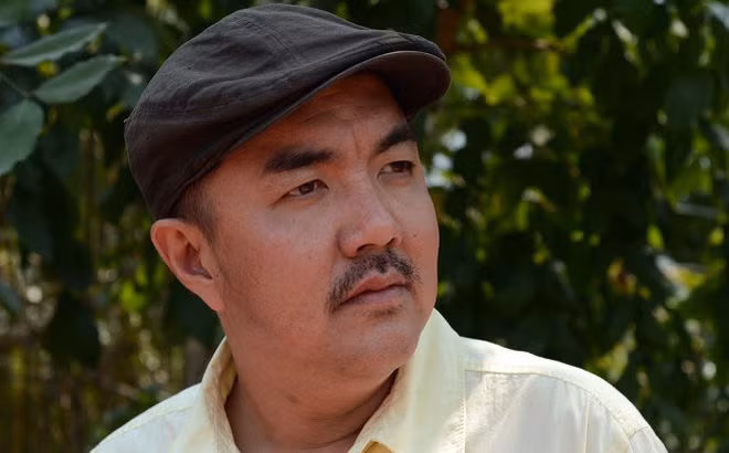 Lúc đó, anh bước vào thời kỳ khó khăn nhất của mình, công việc không có, tiền không có. Đến mức khi cha mất trong bệnh viện trên Sài Gòn, anh không có một đồng nào trong túi để đưa xác cha về quê mà phải gọi điện vay tạm Thúy Nga.