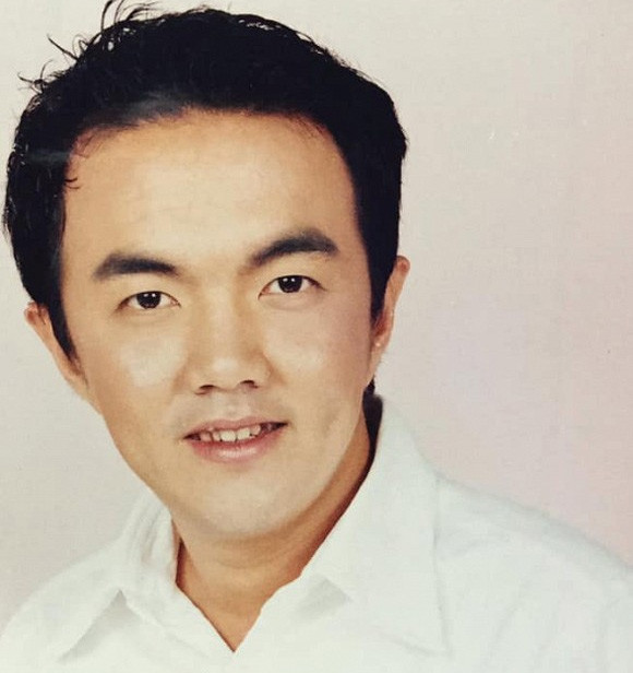 Rồi cũng nhờ sự nâng đỡ của đạo diễn Quốc Thảo, Quốc Thuận được đi diễn trong sân khấu nhỏ 5B. Nhưng sau một thời gian ngắn thì nam diễn viên rời bỏ sân khấu này vì không chịu được thói giả dối của một số đồng nghiệp.