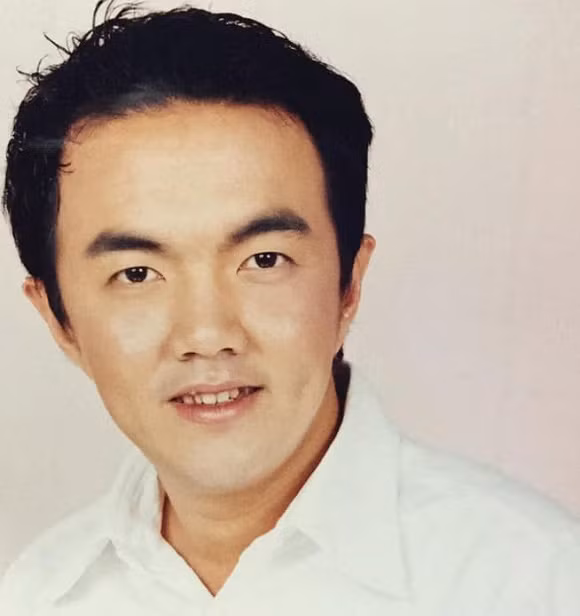 Rồi cũng nhờ sự nâng đỡ của đạo diễn Quốc Thảo, Quốc Thuận được đi diễn trong sân khấu nhỏ 5B. Nhưng sau một thời gian ngắn thì nam diễn viên rời bỏ sân khấu này vì không chịu được thói giả dối của một số đồng nghiệp.