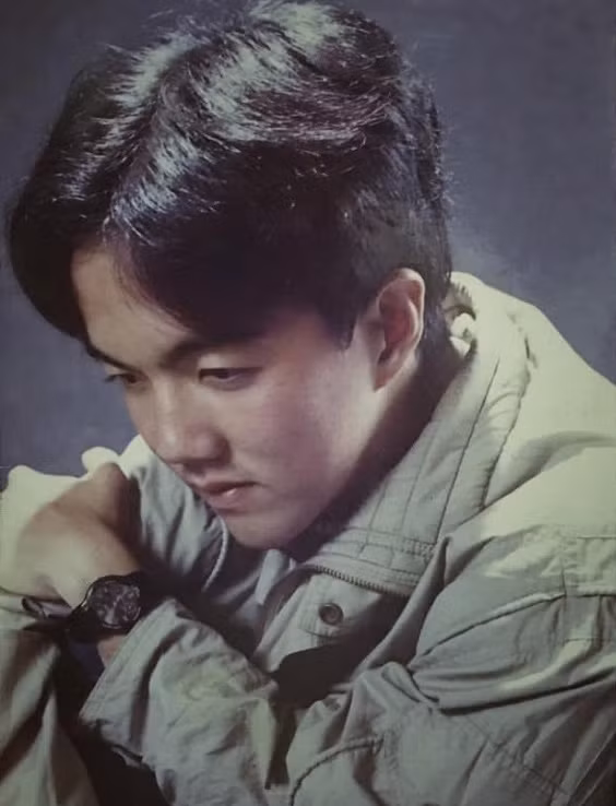 Năm anh thi đỗ đại học Sân khấu điện ảnh, mẹ anh phải đi vay 3 chỉ vàng mua cho con trai chiếc xe máy đi học. Cũng từ ngày lên Sài Gòn học, Quốc Thuận mới tự biết chăm sóc bản thân: tự giặt quần áo, nấu cơm…