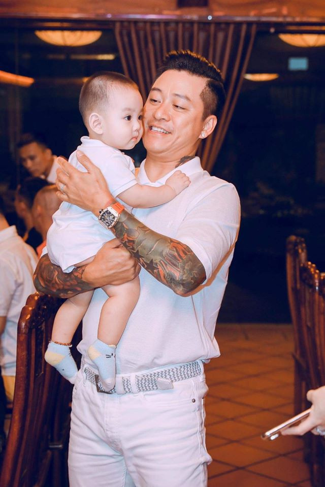 Nam ca sĩ chia sẻ: "Mưu cầu cho bản thân thì biết thế nào là đủ? Quan trọng nhất là hạnh phúc và bản thân mình thấy thật sự ấm no. Sống là người chữ hiếu làm đầu. Làm tất cả để bố mẹ thấy vui vẻ thì mình mới yên tâm mà bôn ba chốn thương trường vất vả. Thuận vợ thuận chồng làm gì cũng được, đi đâu cũng được. Của để dành không gì khác chính là 3 thiên thần nhỏ nên mọi vất vả cố gắng cũng là vì các con mà thôi". Xem video "Tuấn Hưng trải lòng sau biến cố". Nguồn VTC14: