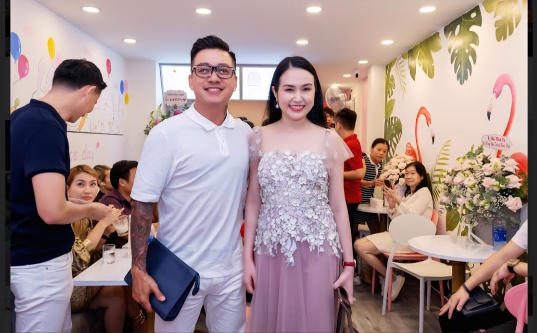 Sau tuyên bố gây ồn ào, Tuấn Hưng dành trọn sự quan tâm cho gia đình. Nam ca sĩ còn đồng hành cùng bà xã khai trương các cửa hàng mới.