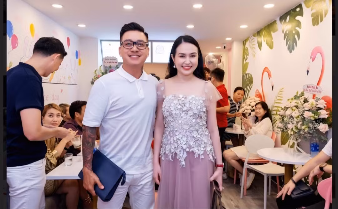 Sau tuyên bố gây ồn ào, Tuấn Hưng dành trọn sự quan tâm cho gia đình. Nam ca sĩ còn đồng hành cùng bà xã khai trương các cửa hàng mới.