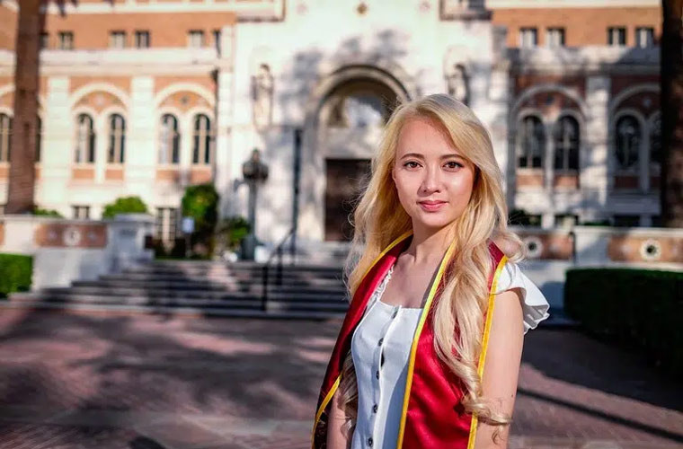 Khi còn học trung học ở Mỹ, Xuân Nghi đi diễn cùng một ban nhạc Rock và thường xuyên đi hát quanh bang California.