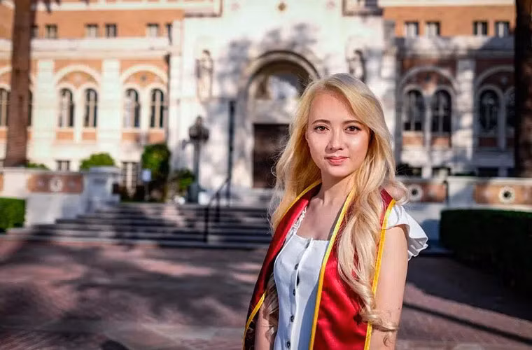 Khi còn học trung học ở Mỹ, Xuân Nghi đi diễn cùng một ban nhạc Rock và thường xuyên đi hát quanh bang California.