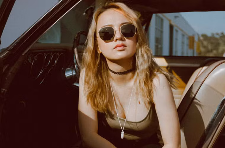 Khi vào đại học, vì học chuyên ngành sản xuất nên trong 5 năm sinh viên cô gần như không biểu diễn. Tốt nghiệp đại học, nữ ca sĩ sinh năm 1994 làm cho một công ty tổ chức biểu diễn ở Mỹ trong nửa năm.