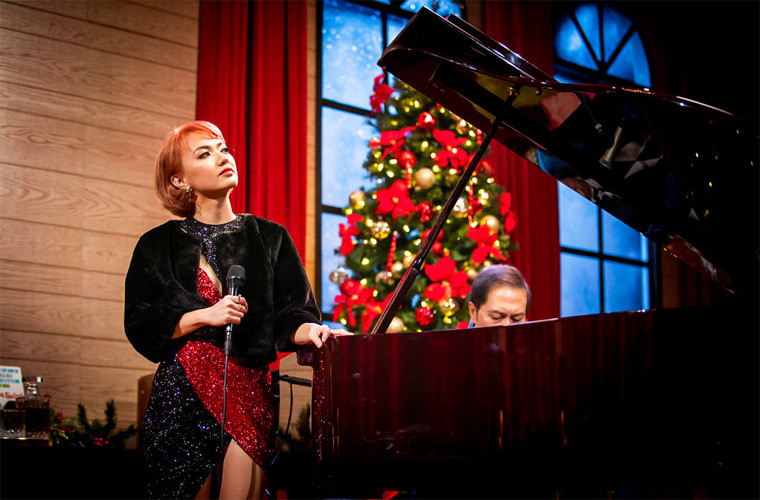 Trước đó một tháng, Xuân Nghi thực hiện chương trình âm nhạc Giáng sinh cùng cha mình - nhạc sĩ Duy Thoán và bạn trai là Kenny để tặng cho khán giả.