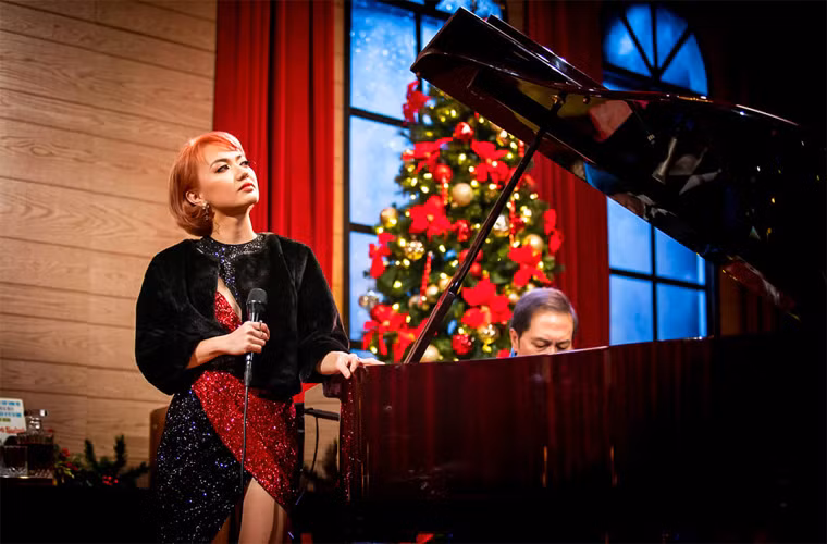 Trước đó một tháng, Xuân Nghi thực hiện chương trình âm nhạc Giáng sinh cùng cha mình - nhạc sĩ Duy Thoán và bạn trai là Kenny để tặng cho khán giả.