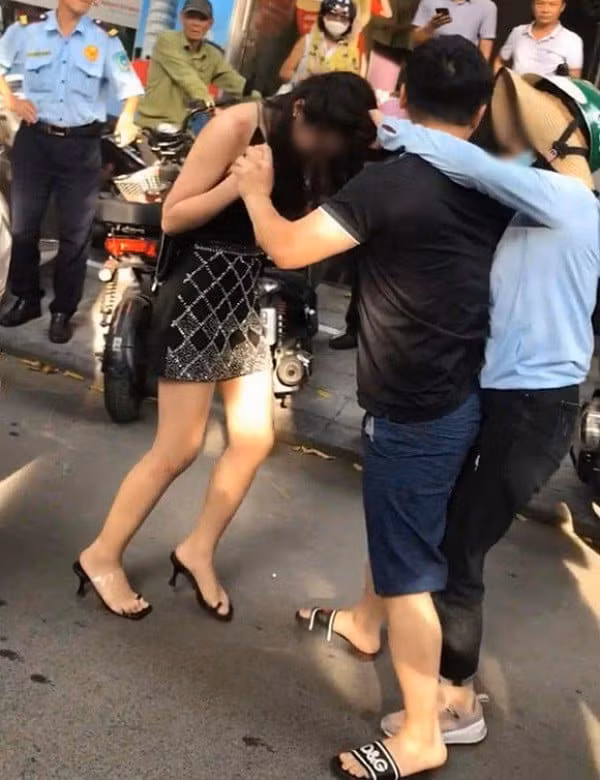 Elly Tran lo cho co bo trong vu danh ghen o pho Ly Nam De