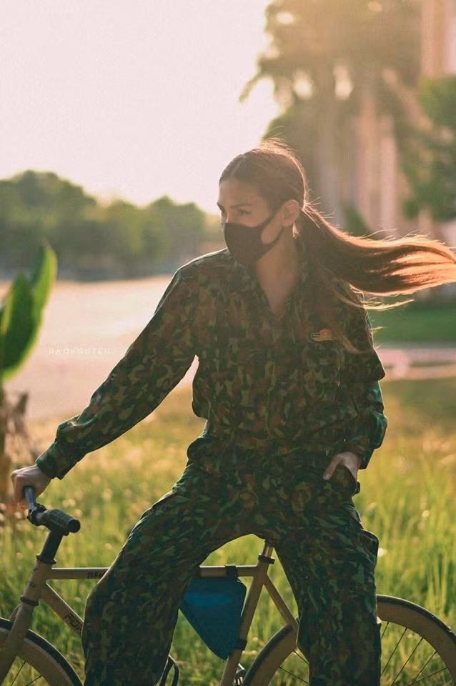 Hình ảnh của 2 nàng siêu mẫu tại nơi cách ly khiến người xem thích thú.