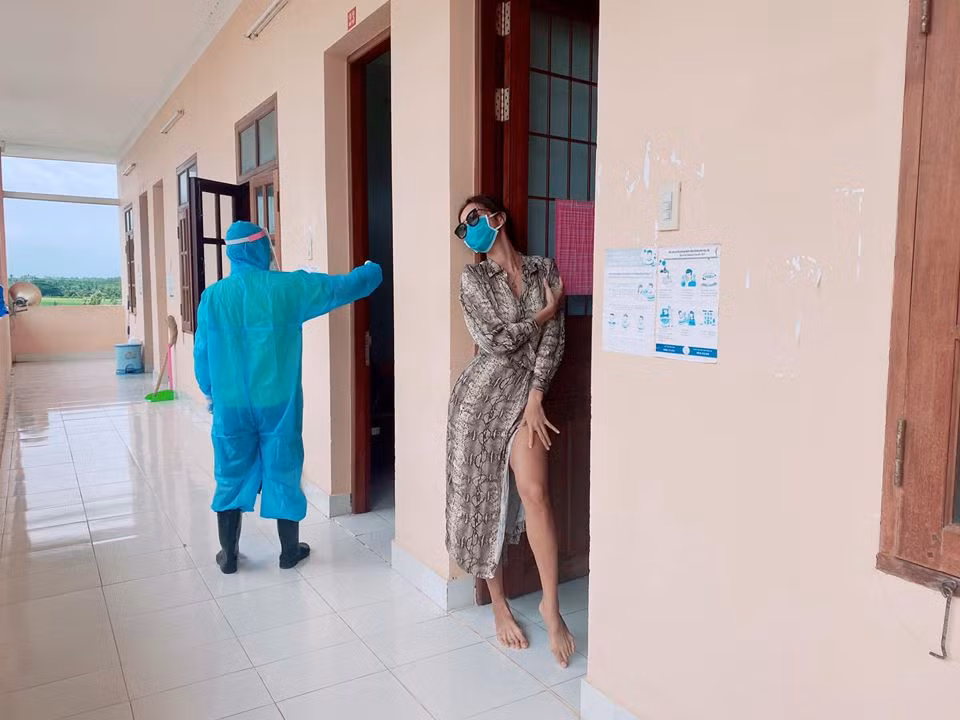 Trở về nước sau 4 tháng mắc kẹt ở Bali, Indonesia, Minh Tú hiện cách ly tập trung 14 ngày tại Trà Vinh.