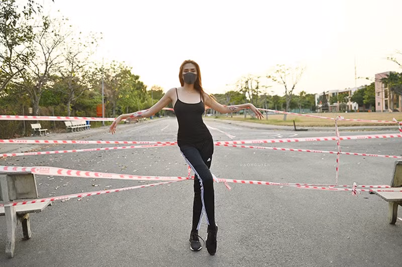 "Đàn chị" Võ Hoàng Yến trước đó cũng trổ tài catwalk, tạo dáng trong khu cách ly.