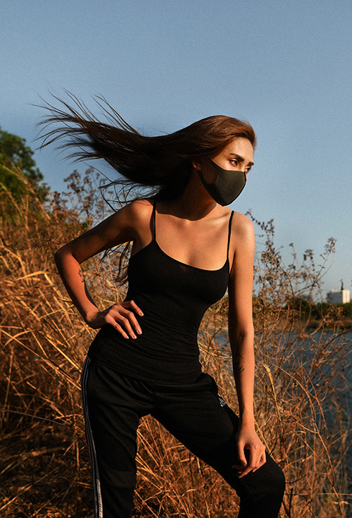 Người đẹp gây sốt với bộ ảnh thời trang được thực hiện trong khu cách ly.