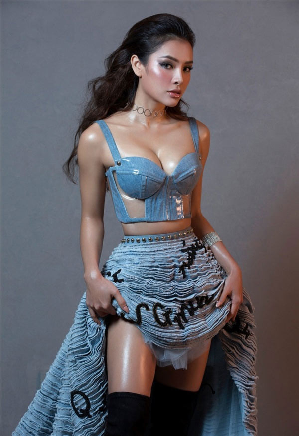 Phương Trinh Jolie cho biết, cô từng bị nhiều đại gia giấu mặt ra giá 20.000-50.000 USD để đi ăn tối cùng họ. Tuy nhiên nữ diễn viên kiêm ca sĩ đã từ chối vì biết sau ăn tối sẽ là gì.