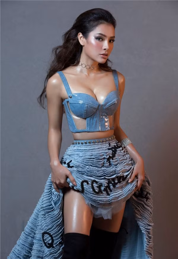 Phương Trinh Jolie cho biết, cô từng bị nhiều đại gia giấu mặt ra giá 20.000-50.000 USD để đi ăn tối cùng họ. Tuy nhiên nữ diễn viên kiêm ca sĩ đã từ chối vì biết sau ăn tối sẽ là gì.