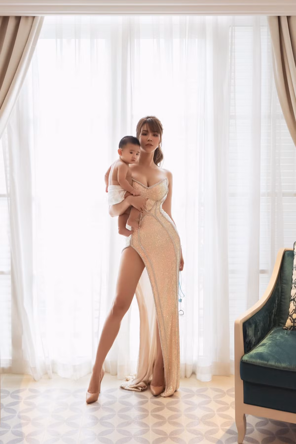 Diệp Lâm Anh bế con thôi mà cũng gợi cảm hết nấc!