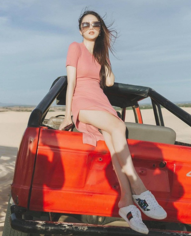 Trang phục giản dị đời thường vẫn giúp giọng ca chuyển giới tăng điểm sexy.