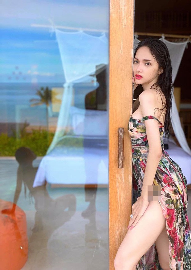 Váy xẻ cao hun hút được Hoa hậu Hương Giang "sủng ái".